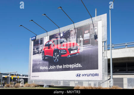 Werbetafel für das Hyundai Auto am Eingang zum Christchurch International Airport, Harewood, Christchurch, Canterbury, Neuseeland Stockfoto