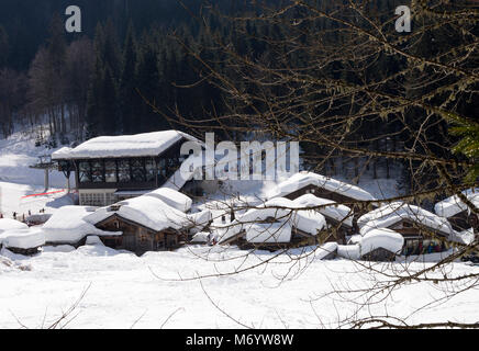 Schnee bedeckten Dächer der Gondelstation und Chalet Stil Geschäfte, Restaurants und Unterkünfte in der Nähe von Skigebiet Avoriaz bei Montriond Haute Savoie Frankreich Stockfoto