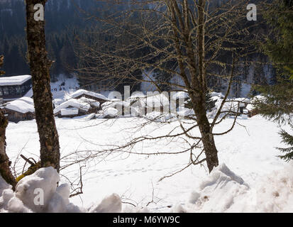 Schnee bedeckten Dächer der Gondelstation und Chalet Stil Geschäfte, Restaurants und Unterkünfte in der Nähe von Skigebiet Avoriaz bei Montriond Haute Savoie Frankreich Stockfoto