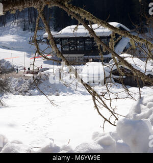 Schnee bedeckten Dächer der Gondelstation und Chalet Stil Geschäfte, Restaurants und Unterkünfte in der Nähe von Skigebiet Avoriaz bei Montriond Haute Savoie Frankreich Stockfoto