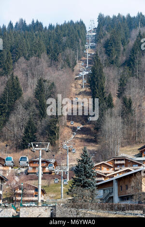 Eine Gondel läuft auf einen steilen Hang Transport Skifahrer und Wanderer im Skigebiet Morzine Portes du Soleil Haute Savoie Frankreich Stockfoto