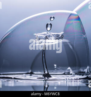 Eine abstrakte Makroaufnahme eines Wasser Tropfen in einer Blase. Stockfoto