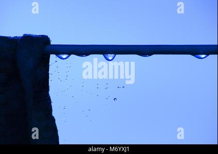 Wassertropfen am Seil und Spinnennetz Stockfoto