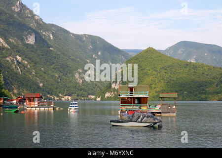 Schwimmende Häuser und Boote auf dem Fluss Sommer Saison Stockfoto