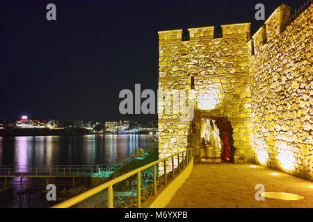 Nacht Foto des rekonstruierten Tor Teil der alten Befestigungsanlagen Sozopol, Bulgarien Stockfoto