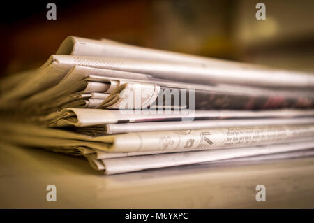 Stapel Zeitungen Stockfoto