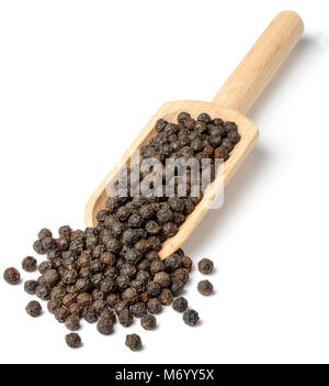Ganze schwarze Pfefferkörner in die hölzerne Schaufel, auf weißem Hintergrund Stockfoto