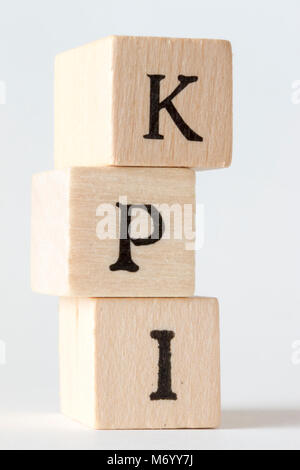 KPI-Wort in der hölzernen Blöcke, Key Performance Indicator geschrieben Stockfoto