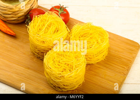 Rohe Fettucine Nudeln bereit für bowling Stockfoto