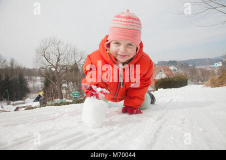 Kinder genießen Schnee im Winter. Stockfoto