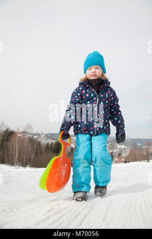 Kinder genießen Schnee im Winter. Stockfoto
