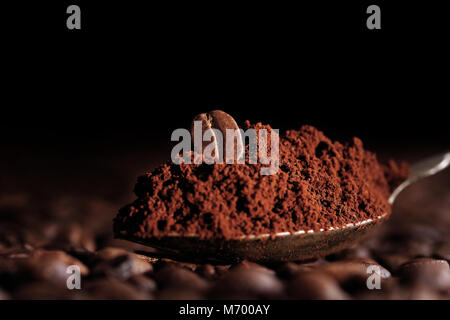 Kaffeebohnen Stapel auf dem Hintergrund des gemahlenen Kaffee Stockfoto