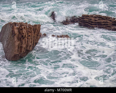 Stürmischen Ozean zwischen Felsen Stockfoto