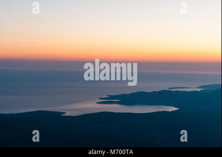 Erstaunlich Luftaufnahme auf Zaliv Trašte und der Eingang der Bucht von Kotor am Meer Adreatic nach Sonnenuntergang, von den Bergen der Nationalpark Lovcen genommen Stockfoto