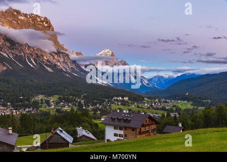 Boite Tals mit Monte Antelao, der höchste Berg der östlichen Dolomiten im Nordosten von Italien, südöstlich der Stadt von Cortina d'Ampezzo, in t Stockfoto