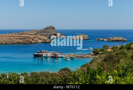 Ein Blick auf den Strand und die Bucht von Lindos die Akropolis von Lindos. Auf der Insel Rhodos in Griechenland. Stockfoto