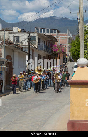 Teotitlan del Valle, Oaxaca, Mexiko - ein Trauerzug in einem kleinen Zapotec Dorf. Stockfoto