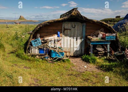 Lyndesfarne Bootshaus mit Schloss im Hintergrund Stockfoto