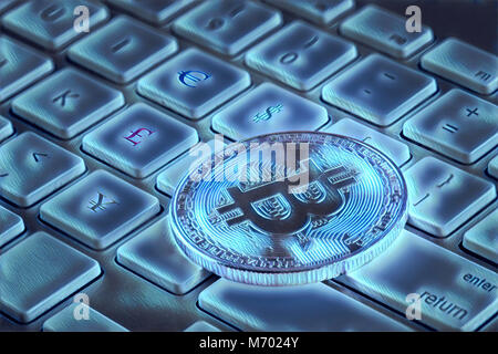 Bitcoin auf Tastatur mit Euro, Dollar, Pfund und Yen Währungssymbole in den geheimnisvollen blauen Licht - konzeptionelle Artwork illustration Stockfoto