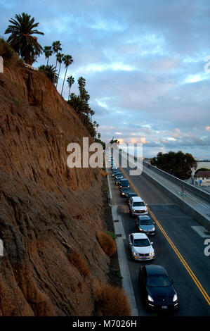Eine Straße, die als das Kalifornien Neigung verbindet Santa Monica mit dem Pacific Coast Highway unter dem Ozean Seite Klippen in Los Angeles, CA Stockfoto