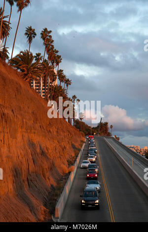 Eine Straße, die als das Kalifornien Neigung verbindet Santa Monica mit dem Pacific Coast Highway unter dem Ozean Seite Klippen in Los Angeles, CA Stockfoto