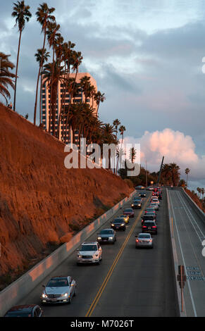 Eine Straße, die als das Kalifornien Neigung verbindet Santa Monica mit dem Pacific Coast Highway unter dem Ozean Seite Klippen in Los Angeles, CA Stockfoto