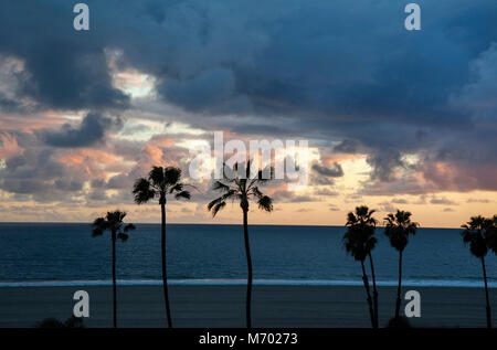 Dramatischer Sonnenuntergang über Santa Monica Beach nach Regen Sturm in Los Angeles, CA Stockfoto