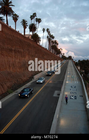 Eine Straße, die als das Kalifornien Neigung verbindet Santa Monica mit dem Pacific Coast Highway unter dem Ozean Seite Klippen in Los Angeles, CA Stockfoto