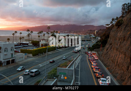 Autos auf der Kalifornien Neigung Position auf den Pacific Coast Highway in Santa Monica bei Sonnenuntergang. Stockfoto