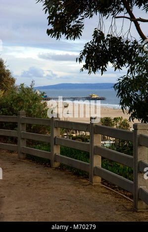 Mit Blick auf den Santa Monica Pier von Palisades Park auf den Klippen mit Blick auf den Pazifischen Ozean in Los Angeles, CA Stockfoto