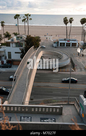 Fußgänger-Überführung über Pacific Coast Highway zum Strand von Santa Monica, CA Stockfoto