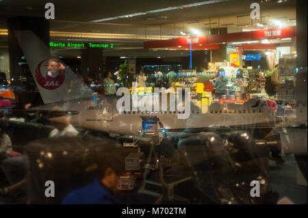 03.01.2018, Tokyo, Japan, Asien - Japan Airlines Flugzeug auf der Rollbahn am Flughafen Narita in Tokio gesehen. Stockfoto