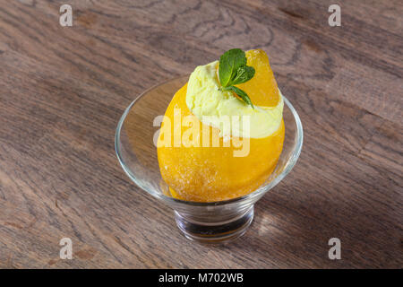 Eis in die Zitrone serviert mint Stockfoto