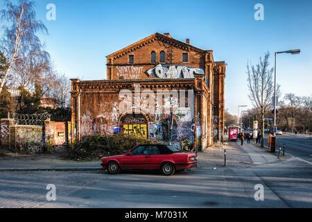 Berlin-Kreuzberg. Die Kapelle Club, historischen, denkmalgeschützten Gebäude aus Backstein Fassade. Ehemaligen Zollhaus & Landwehrkanal Mautstelle jetzt Veranstaltungsort Stockfoto