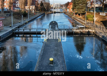 Berlin-Kreuzberg. Gefrorene Landwehrkanal Oberes Schloss im Winter in Richtung Spree suchen Stockfoto