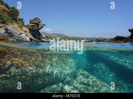 Felsen am Meer und Unterwasser, geteilte Ansicht über und unter Wasser Oberfläche, Mittelmeer, Spanien, Costa Brava, Cap de Creus, Katalonien Stockfoto