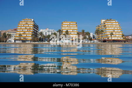 Spanien Costa Brava Stadt am Meer mit Apartment Gebäude am Ufer vom Wasser Oberfläche gesehen, Mittelmeer, Santa Margarida, Rosen Stockfoto