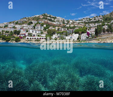 Spanien Küste mit Gebäuden an der Costa Brava und Neptun Gras Wiese unter Wasser, geteilte Ansicht oberhalb und unterhalb der Wasseroberfläche, Mittelmeer Stockfoto