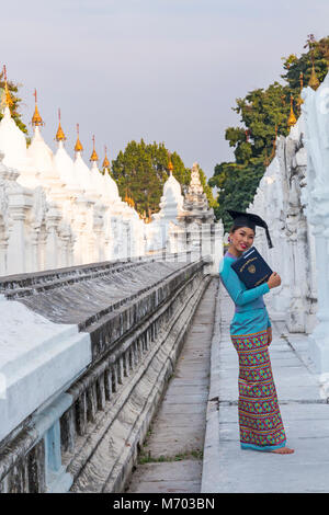 Junge Frau für Staffelung Foto bei Kuthodaw Pagode, Mandalay, Myanmar (Birma), Asien im Februar posing Stockfoto