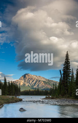 Der Athabasca River auf der Sitzung der Gewässer, mit Mt Hardisty jenseits, Jasper National Park, Alberta, Kanada Stockfoto