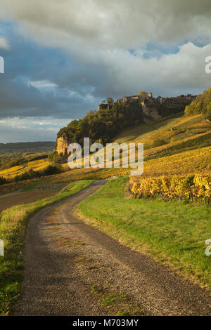 Spät nach dem Regen auf die Weinberge rund um Château-Chalon, Jura, Franche-Comté, Frankreich Stockfoto