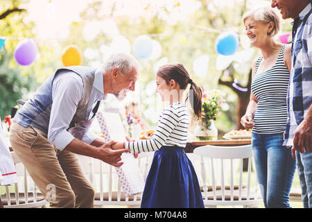 Familienfeier oder eine Gartenparty außerhalb im Hinterhof. Stockfoto