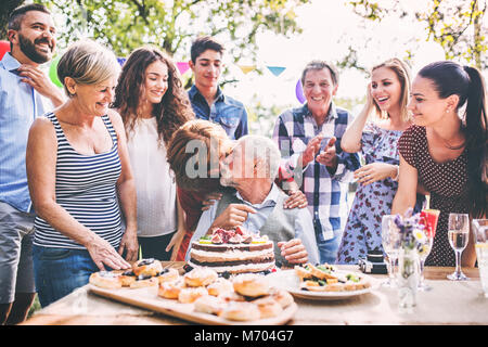 Familienfeier oder eine Gartenparty außerhalb im Hinterhof. Stockfoto