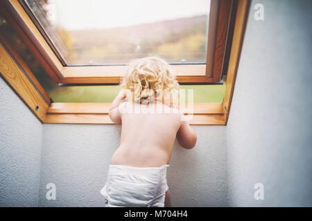 Kleinkind Junge in eine gefährliche Situation zu Hause. Stockfoto