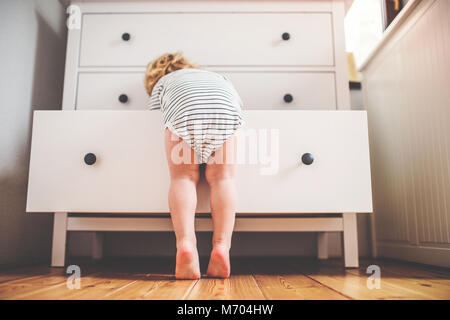 Kleinkind Junge in eine gefährliche Situation zu Hause. Stockfoto