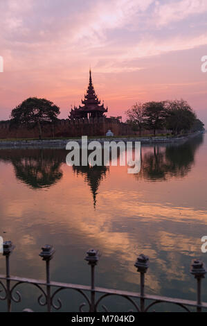 Moat Bastion und die Stadtmauer von Mandalay Royal Palace bei Sonnenuntergang mit Reflexion im Wasser, Mandalay, Myanmar (Birma), Asien im Februar Stockfoto