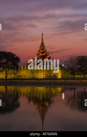 Moat Bastion und die Stadtmauer von Mandalay Royal Palace bei Sonnenuntergang mit Reflexion im Wasser, Mandalay, Myanmar (Birma), Asien im Februar Stockfoto