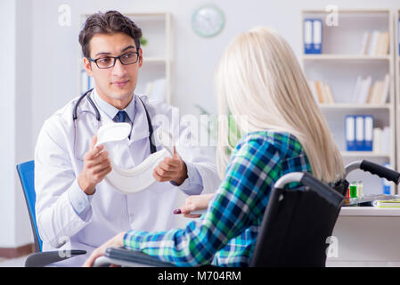 Behinderte Frau im Rollstuhl besuchen Mann Arzt Stockfoto