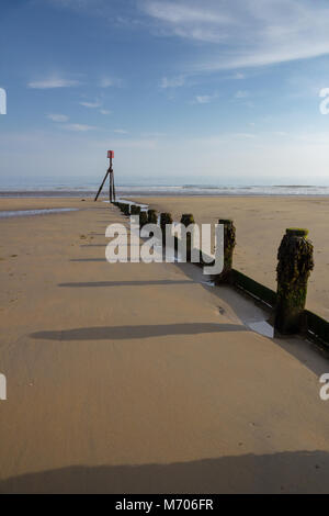 Groyne in den Sand mit einem roten Marker am Ende, Yaverland, Sandown, Isle of Wight, Großbritannien Stockfoto