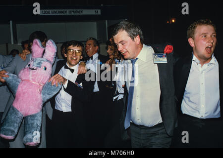 Parteitag der Konservativen Partei in der Blackpool Winter Gardens 1985 Die jährliche Tory-partei Konferenz in Blackpool mit Margaret Thatcher als Premierminister und Parteichef Foto zeigen die Tories jährliche Kugel an der Konferenz Stockfoto